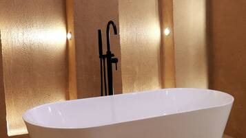Deep-soaking bathtub
