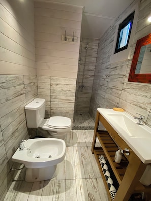 Douche, sèche-cheveux, bidet, serviettes fournies