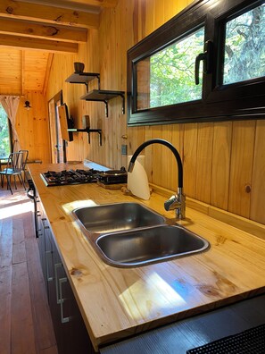 Geladeira, micro-ondas, fogão, cooktop