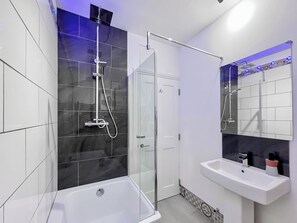 Towels - Apartment in Gloucester Quays-Apartment Three (Gloucester)