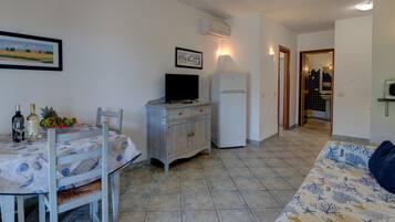 Apartment | Wohnbereich | 32-Zoll-Flachbildfernseher mit Kabelempfang