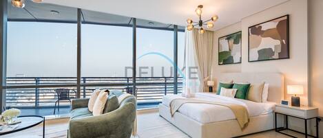 Caja de seguridad en la habitación y tabla de planchar con plancha