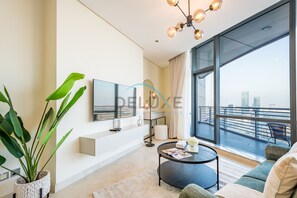 TV - Lively Studio in Sky Gardens, DIFC by Deluxe Holiday Homes (Dubai)