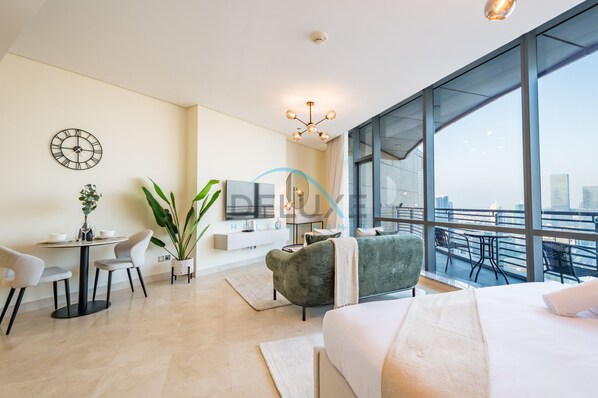 In-room safe, iron/ironing board, free WiFi, bed sheets - Lively Studio in Sky Gardens, DIFC by Deluxe Holiday Homes (Dubai)
