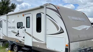 Voici une photo d’un modèle White Hawk ULTRA LITE, prise de côté, montrant sa porte coulissante et sa rampe d’accès.