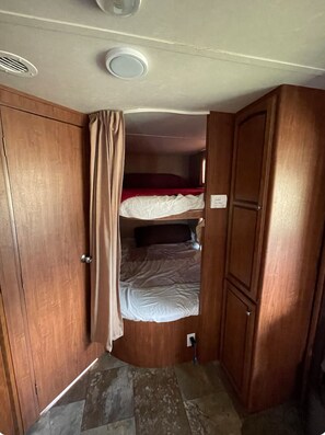 1 bedroom, WiFi, bed sheets - Lakeside Camper that Sleeps 8! (Bridgeport)