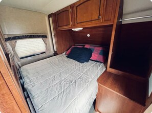 1 bedroom, WiFi, bed sheets - Lakeside Camper that Sleeps 8! (Bridgeport)