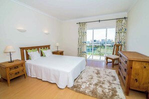 4 bedrooms, bed sheets