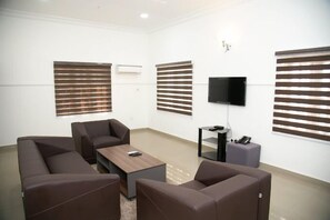 Family Room, Balcony, City View | Living area