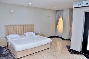 Family Room, Balcony, City View