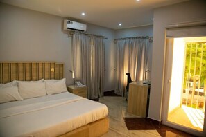 Habitación familiar, balcón, vistas a la ciudad | Escritorio y wifi gratis