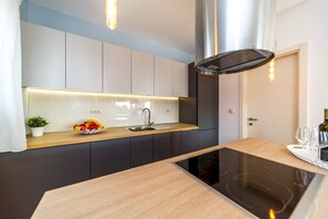 Kühlschrank, Mikrowelle, Ofen, Herdplatte