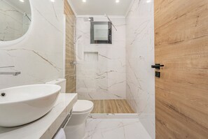 Séchoir à cheveux, serviettes fournies, papier de toilette