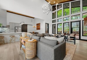 Smart TV, chimenea, futbolito