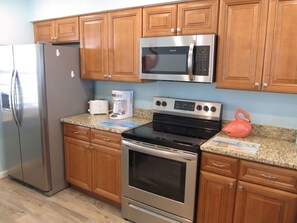 ثلاجة، ميكروويف، فرن، موقد طهي مسطح