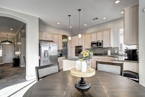 Dining - Spacious 4-bedroom house in marvelous Gilbert! (Gilbert)