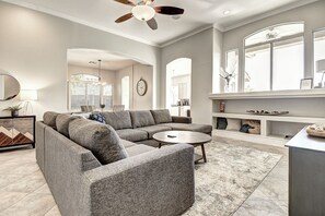 Living area - Spacious 4-bedroom house in marvelous Gilbert! (Gilbert)