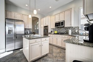Fridge, microwave, oven, stovetop - Spacious 4-bedroom house in marvelous Gilbert! (Gilbert)