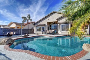 Outdoor pool, a heated pool - Spacious 4-bedroom house in marvelous Gilbert! (Gilbert)