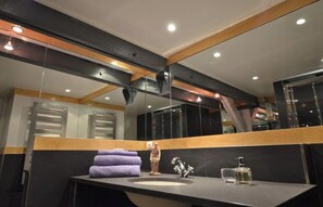 Dusche, Haartrockner, Bidet, Handtücher