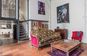 TV, fireplace, DVD player, books - A TRUE PARISIAN DUPLEX IN THE HEART OF PARIS - MARAIS - RUE DE LA VERRERIE (Paris)