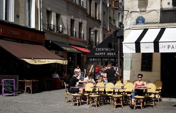 Outdoor dining - A TRUE PARISIAN DUPLEX IN THE HEART OF PARIS - MARAIS - RUE DE LA VERRERIE (Paris)
