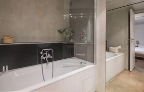 Douche, sèche-cheveux, bidet, serviettes fournies