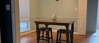 4-bedroom house WiFi, AC. Pet and Family Friendly perfect for gatherings