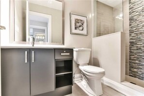 Doccia, asciugacapelli, asciugamani, sapone