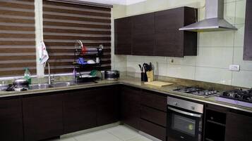 Deluxe Room, Balcony, City View | Shared kitchen | Mini-fridge