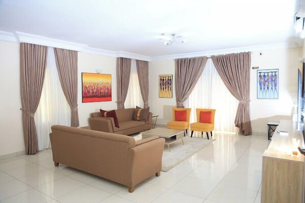 Deluxe Room, Balcony, City View | Living area