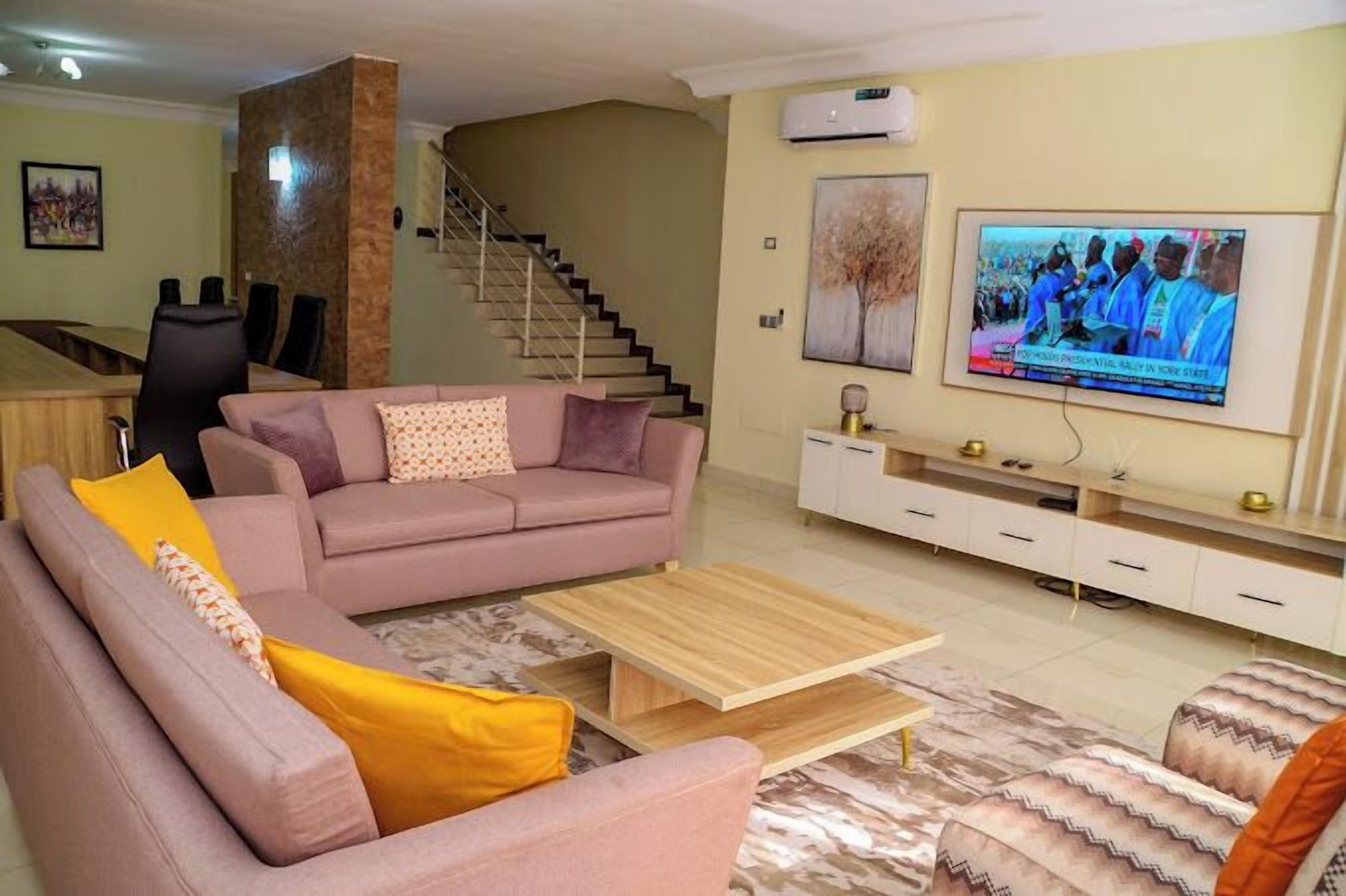 Quarto luxo, sacada, vista para a cidade | Área de estar | TV