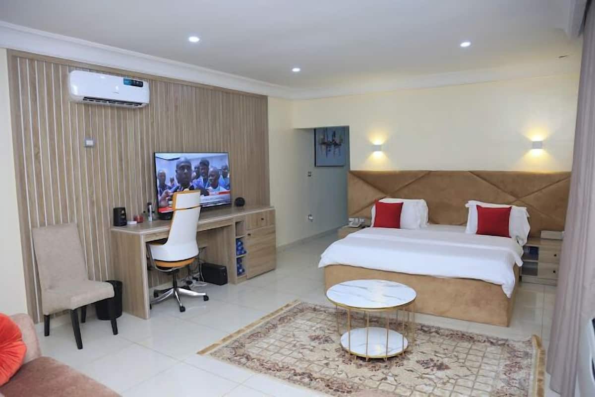 Deluxe Room, Balcony, City View | Meja, ruang kerja komputer riba, Wi-fi percuma