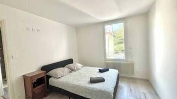 3 bedrooms, iron/ironing board, WiFi, bed sheets