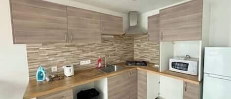 Fridge, microwave, oven, coffee/tea maker