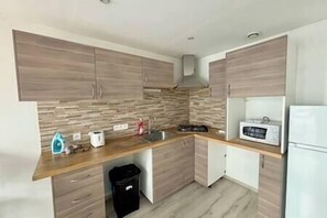 ثلاجة، ميكروويف، فرن، ماكينة لصنع القهوة/الشاي