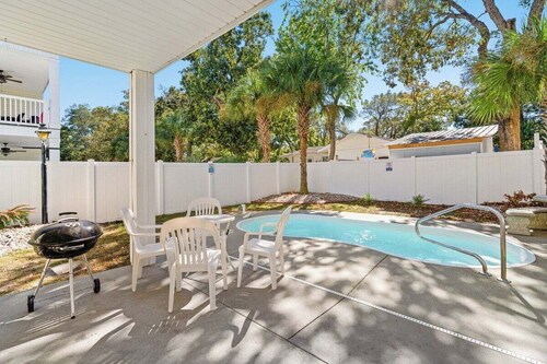 Oversized 5 Bedroom Beach Home with Private Pool! Sleeps 22 Guests! Ocean Breeze Cottage 705 Unit 1
