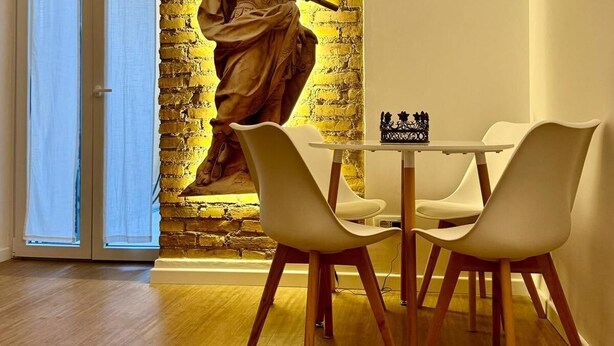 Unclassified image, 1 of 16, button - King's Place (Rome)