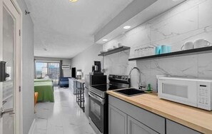 Fridge, microwave, oven, stovetop - Sea Mist 51209 (Myrtle Beach)