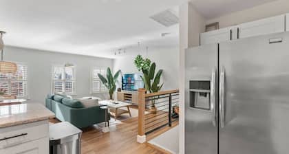 Boho Guesthouse | Bright Top Floor 1BR | King bed + W/D