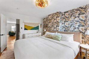 1 bedroom, iron/ironing board, travel cot, WiFi - Top Floor Boho Loft | Bright 1BR| King bed + W/D (Washington)