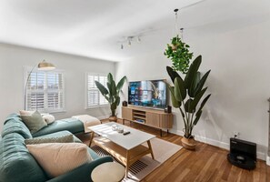 TV - Top Floor Boho Loft | Bright 1BR| King bed + W/D (Washington)