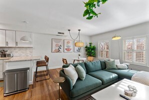 TV - Top Floor Boho Loft | Bright 1BR| King bed + W/D (Washington)