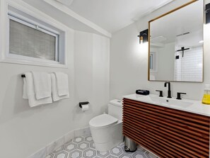 Hair dryer - Bright Garden-Level DC 1BR Condo| King Bed | W/D (Washington)