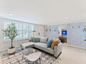 TV - Bright Garden-Level DC 1BR Condo| King Bed | W/D (Washington)