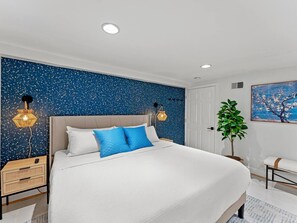 Iron/ironing board, travel cot, WiFi, bed sheets - Bright Garden-Level DC 1BR Condo| King Bed | W/D (Washington)