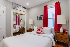 3 soverom, skrivebord, strykejern/-brett og reiseseng for barn