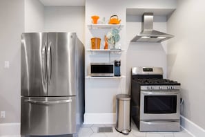 Réfrigérateur, four à micro-ondes, un four, surface de cuisson
