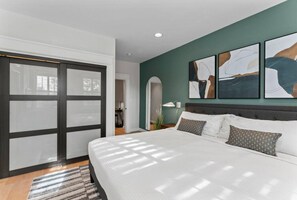 3 habitaciones, tabla de planchar con plancha, cuna de viaje y wifi