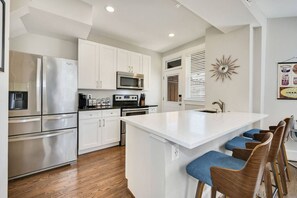 Fridge, microwave, oven, stovetop - Mid-Century Townhome Steps from Restaurants (Washington)